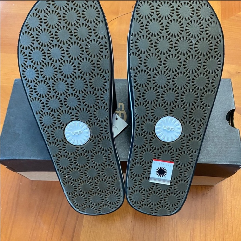 Mens UGG Leather Flip-Flops Sandals - Picture 6 of 6